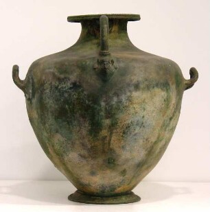 Hydria mit Deckel (vom Deckel heute nur der nicht zugehörige Vogel erhalten)