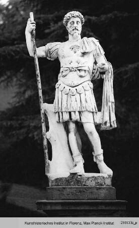 Männliche Statue mit nicht zugehörigem Kopf Mark Aurels (Replik) - Antoninus Pius