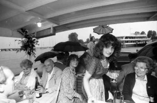 1979 Nobelpreisträgertagung Physik; Abendliche Bodenseefahrt: rechts Frau Heyd
