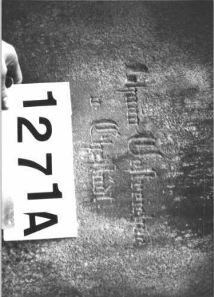 Grabstein 1271 (Index: 99900101) Material: Sandstein Zustand: stark verwittert Maße HxBxT: 133x55x21 cm Beschreibung: aufgesockelte Stele mit Dreiecksabschluss, eingetiefter Rahmen, im Dreiecksfeld plastiscje Urne, mit Tuch bedeckt Symbolik: Urne, mit Tuch bedeckt: Grabstein 1271A