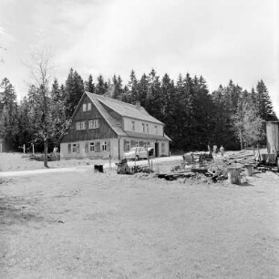 Henneberger Häuser : Blick zum Ferienheim des VEB Synthetex Lichtentanne (auch Gaststätte Henneberg), rechts sogenanntes Hänelhaus