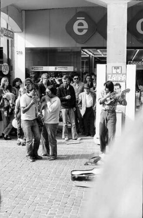 Freiburg i. Br.: Straßenmusikanten in der Rathausgasse, Ecke Kaiser-Joseph-Straße