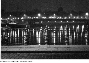 Blick von der Albertbrücke über die Elbe und die Carolabrücke auf die Altstadt