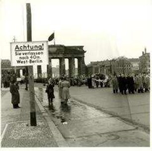 Kranzniederlegung am Sowjetischen Ehrenmal zum Jahrestag der Oktoberrevolution