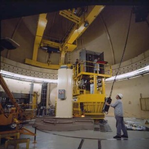Kernforschungszentrum Karlsruhe. Beladung eines Reaktor-Cores mit Kernbrennstoff.