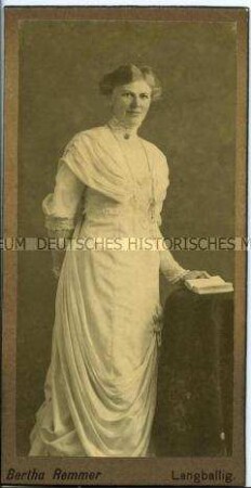 Frau im weißen Kleid