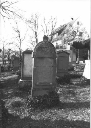 Grabstein 397 (Index: 99786324) Zustand: in der Mitte gebrochen, Inschrifttafel fehlt Maße HxBxT: 167x58x23 cm Symbolik: geknickte Rose: Grabstein 397