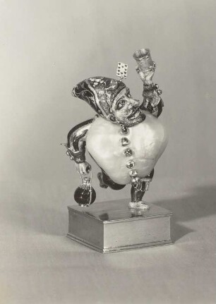 Tanzender Zwerg mit Flasche und Becher (aus großer Barockperle)
