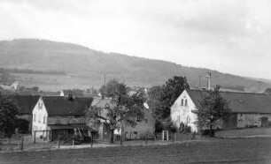 Neukirch. Blick vom Windmühlengrundstück in Nieder- Neukirch auf das Dorf und den Valtenberg
