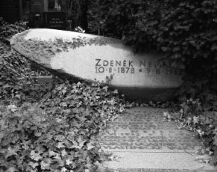 Grabstein des Historikers Zdeněk Nejedlý