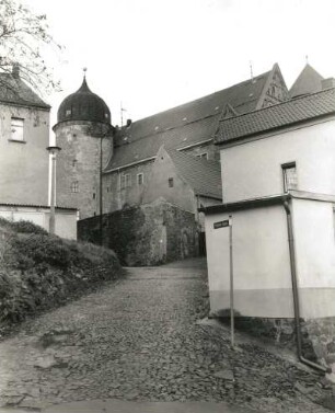 Wurzen. Finstere Gasse. Blick zum Schloss