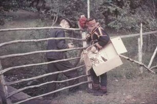 Reisefotos Norwegen. Mann mit Samen in Tracht an einem Zaun
