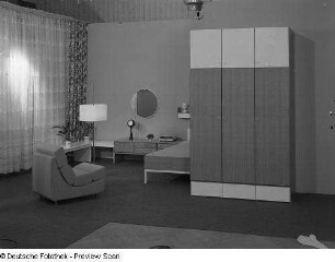 Wäscheschrank : Musterschlafzimmer (1972; Möbelkombinat Erfurt (MKE)). Liege und Wäscheschrank