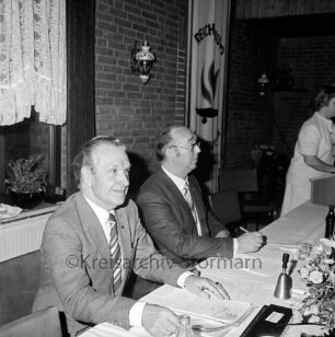 Reichsbund, Kreisverband: Mollhagen: Wahl des neuen Vorsitzenden Albert Cycmaniak: am Tisch mit Kreisgeschäftsführer Karl Heinz Nissen, Tischglocke: hinten Fahne des Reichbund Schleswig-Holstein, hinten rechts Frau an Rednerpult