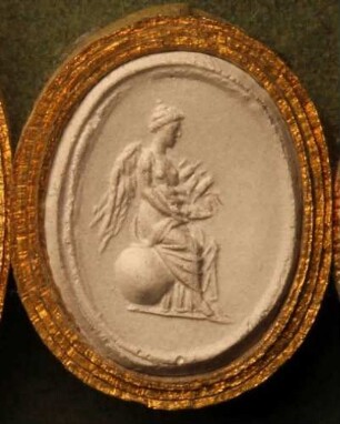Sitzende Victoria, Ähren im Schoß haltend (Daktyliothek, Erstes Mythologisches Tausend)