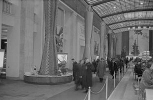 Messebesucher in der Ausstellungshalle der Sowjetunion im Ringmessehaus