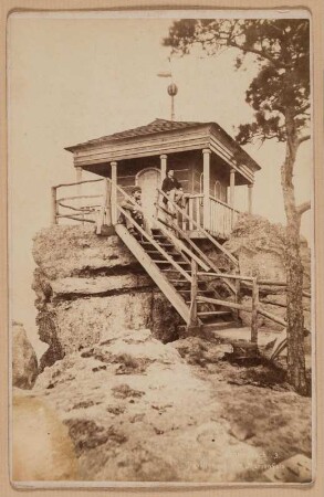 Böhmische Schweiz. Dittersbacher Felsen (Jetrichovká stena, Tschechien). Aussichtspavillon auf dem Marienfels (Marlinskala). Fotografie (Albuminabzug auf Karton); 161 x 104 mm