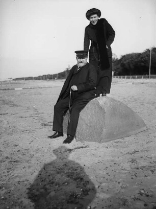 Portrait von Elfriede Apel mit ihrem Vater Viktor Hedenus am Strand