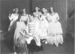 Prinz Methusalem. Operette in drei Akten von Bela Jenbach und Peter Herz, Musik von Johann Strauß (Arrangement Karl Pauspertl). Staatsschauspiel Dresden, Dresdner Erstaufführung 04.10.1931 unter Leitung von Fritz Busch : Szene mit Pulcinellas Gespielinnen, Maria Elsner als Pulcinella und Martin Kremer als Prinz Methusalem