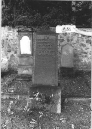 Grabstein 96 (Index: 100105791) Material: polierter Granit auf Granit Zustand: sehr gut Maße HxBxT: 161x44x20 cm Beschreibung: Obelisk auf Rusticasockel Besonderheit: Doppelgrab für Eheleute: Grabstein 96