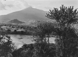 Mount Meru : Blick auf den Vulkan Mount Meru