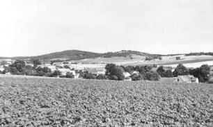 Königshain. Blick vom ehem. Windmühlengehöft am Steinberg auf den Hochstein