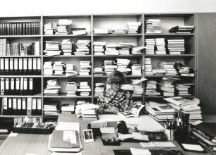 Dresden-Neustadt, Marienallee 12. Sächsische Landesbibliothek. Bibliothekarin in der Dienststelle Anschaffung