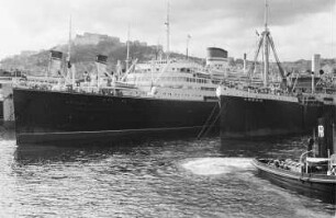 Reisefotos Italien. Neapel. Im Hafen vor Anker liegendes Passagierschiff "Saturnia" und Dampfer "Umbria"