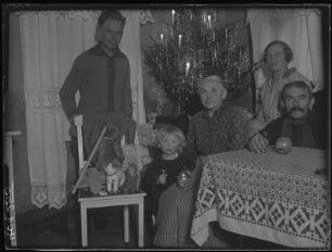 Malschendorf Nr. 25. Familie des Fotografen vor dem Weihnachtsbaum