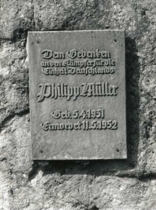 Gedenkplatte für Philipp Müller : Gedenkplatte für Philipp Müller. Sandstein (ab 1952). Neugersdorf (Kreis Löbau), Kreuzung August-Bebel-Straße / Straße der Jugend