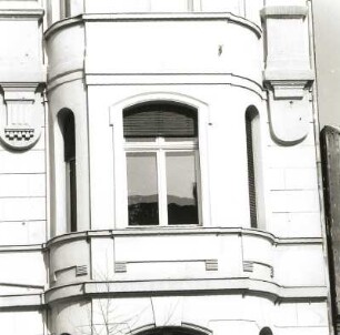 Cottbus, Karl-Liebknecht-Straße 110. Wohnhaus (E. 19. Jh.), Erker (1. Obergeschoss)