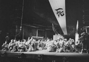 Szenenbilder aus der Oper "Turandot" von Giaccomo Puccini in der Inszenierung von Walter Felsenstein (musikal. Leitung: Václav Neumann, Bühnenbild und Kostüme: R. Heinrich). Komische Oper Berlin, 25.01.1958 : Mit Sigrid Ekkehard in der Titelpartie, Hermin Esser als Kalaf, Herbert Rössler als Timur, Erwin Wohlfahrt als Pang, Uwe Kreyssig als Ping, Werner Enders als Pong, Irmgard Arnold als Liu u. a.