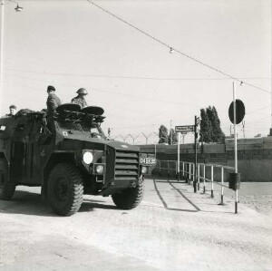 Bemannter Schützenpanzerwagen der britischen Besatzungsmacht am Sektorenübergang Potsdamer Platz nach dem Bau der Berliner Mauer