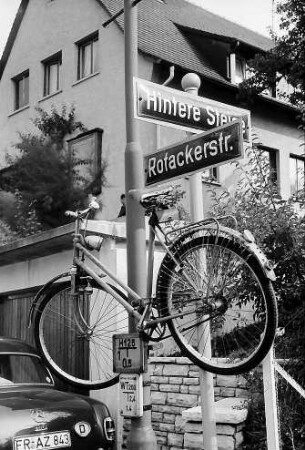 Freiburg: Fahrrad am Straßenschild