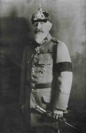 König Wilhelm II. von Württemberg, stehend, in Uniform, Pickelhaube mit Orden, Bild in Halbprofil