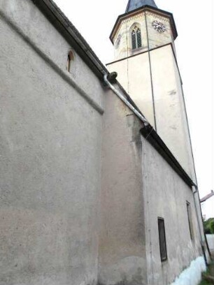 Kirche von Nordosten-Langhaus mit Ansatz Rechteckchor-im Winkel an Dachkante skulpturierter Wasserspeier-Dachboden als Speicherboden ausgebildet