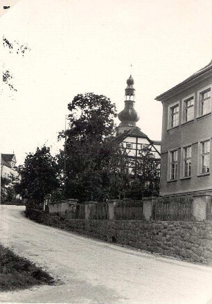 Schule und Kirche in Hochkirch : Šula a cyrkej w Bukecach
