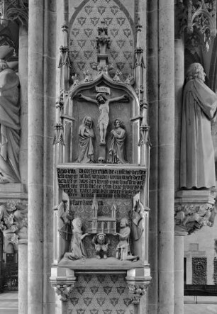 Grundsteinlegungsrelief, unten: Bürgermeister Lutz Krafft und seine Ehefrau halten das (zu bauende) Kirchenmodell, darunter gebückt der Baumeister