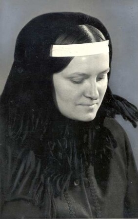 Trauertracht in Hoyerswerda : Kleidung - Hoyerswerdaer Tracht. Ort: Wojerecy / Hoyerswerda. Trauertracht mit Stirnband (načołko). Vgl. Lětopis C 1 (1953).