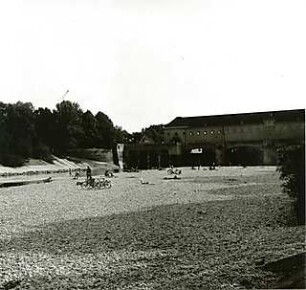 Hansjakob, Gottfried; München - Oberföhring; Isarinsel - Isar, Stauwehr Oberföhring, Kiesbett mit Besuchern