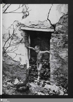 Harlekin und Tänzerin (Junge im Kostüm in einer Ruine)