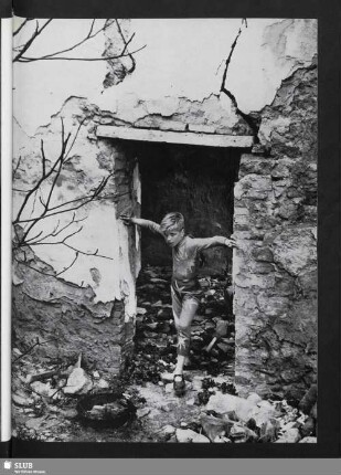 Harlekin und Tänzerin (Junge im Kostüm in einer Ruine)