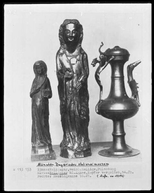 links: Reliquiar, weibliche Heilige, Mitte: Reliquiar heilige Agnes, rechts: Messingkanne