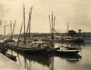 Privatalbum mit Karlsruher Motiven. Rheinhafen