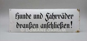 Hinweisschild "Hunde und Fahrräder draußen anschließen!"