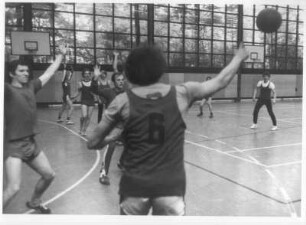 Köln. Deutsche Sporthochschule. Handballer beim Training in der großen Ballsporthalle
