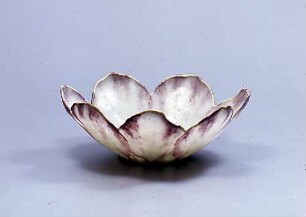 Schale in Gestalt einer Teichrose