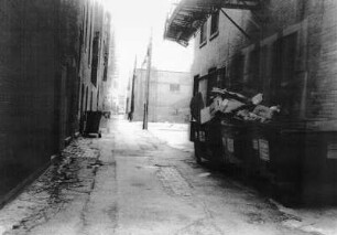 Verfallene Straße mit Müllcontainern