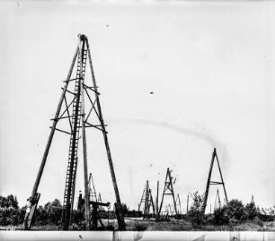 Petroleumtürme : Blick zu Petroleumtürmen in der Lüneburger Heide