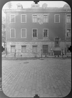 Dresden-Neustadt, Friedrich-Engels-Straße (Königstraße) 5. Wohnhaus (nach 1732) mit ehem. Fotokopier-, Reproduktions- und Lichtpausanstalt. Straßenfront (Teilansicht, Wallgäßchen)